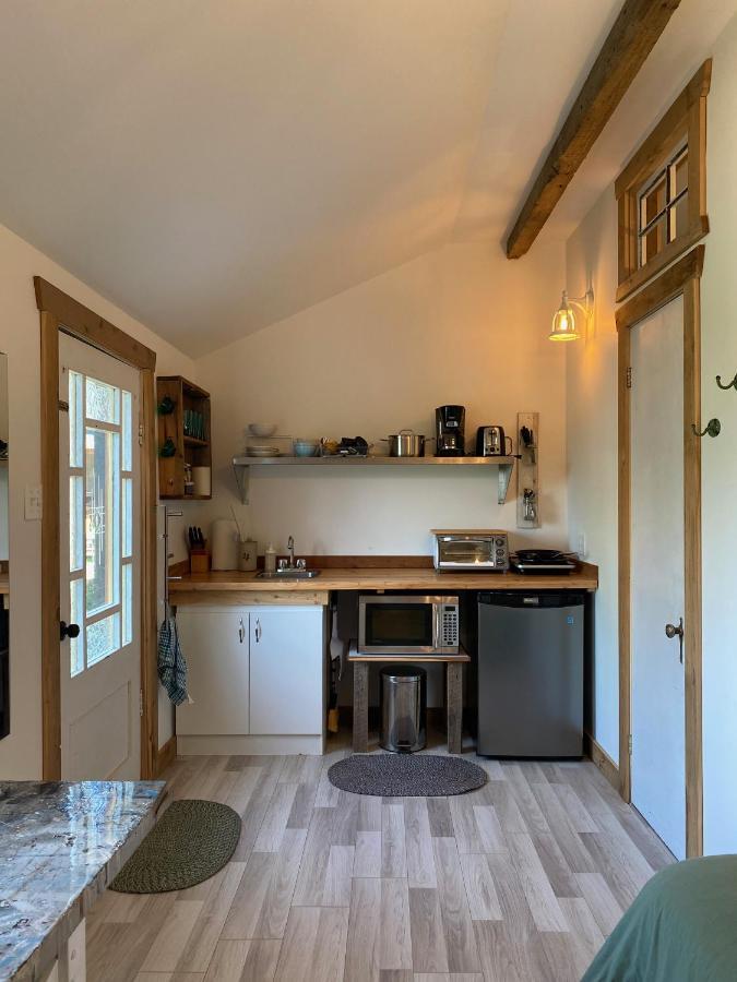 Auberge Et Salle De Spectacle La Fascine Isle-aux-Coudres Eksteriør bilde