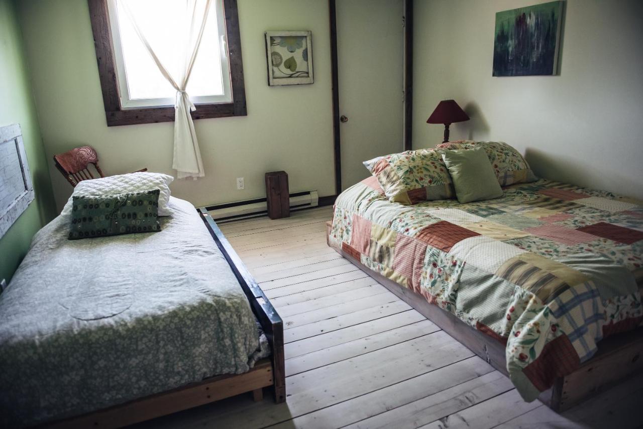 Auberge Et Salle De Spectacle La Fascine Isle-aux-Coudres Eksteriør bilde