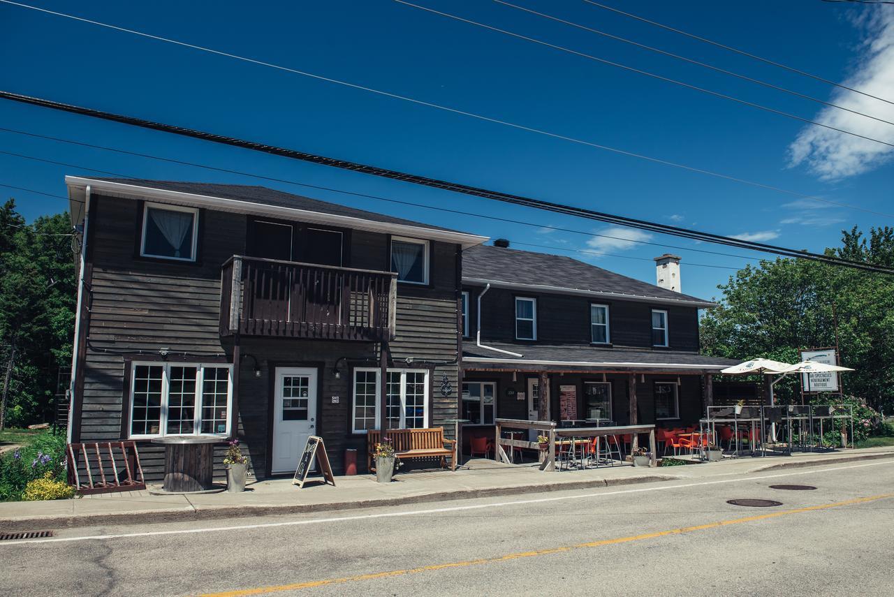 Auberge Et Salle De Spectacle La Fascine Isle-aux-Coudres Eksteriør bilde